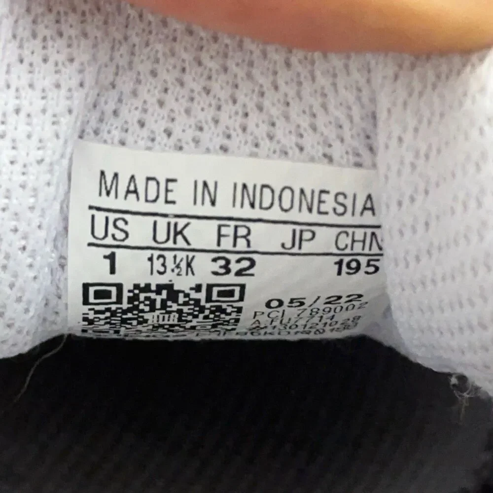 Adidas Kids Size 1 Superstar Shell Toe Sneakers White Black 3 Stripe 789002